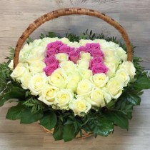 Композиция из 51 розы с буквой